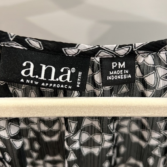 A.N.A Black and White Blouse -Size Medium Petite - Picture 3 of 7